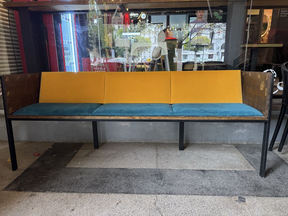 Bancuță din lemn si metal.