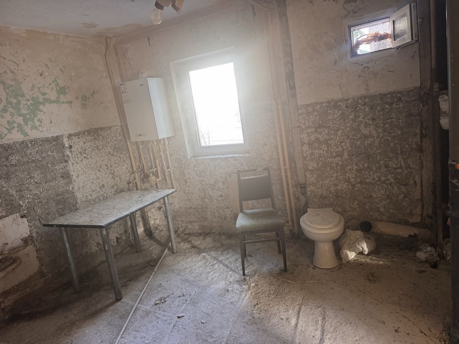 Vand apartament cu 3 camere,decomandat situat in centrul orasului,Slobozia.