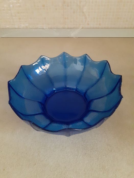 Купа от синьо стъкло
