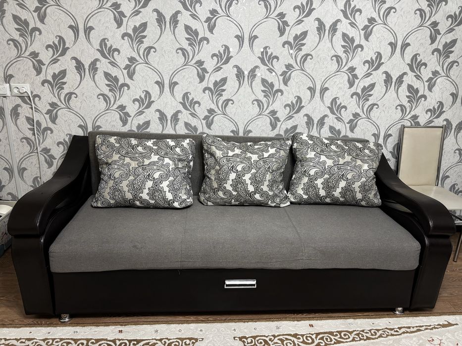 Диван для гостиной.