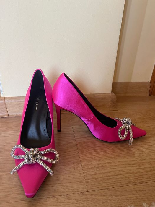 Pantofi roz neon cu funde Bershka cu toc, marimea 38, nepurtati