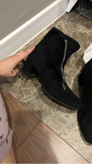 продам две пары обуви за 7500