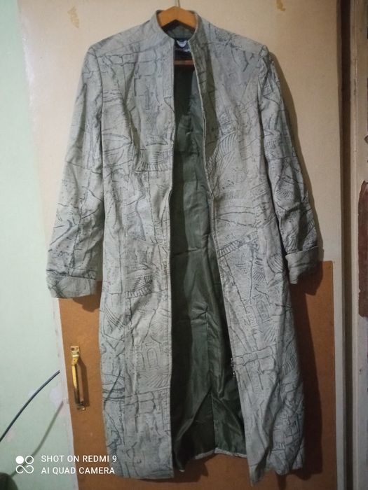 Продам женский кожаный плащ.