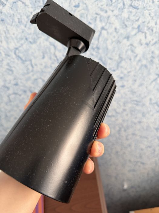 Треки освещения помещени