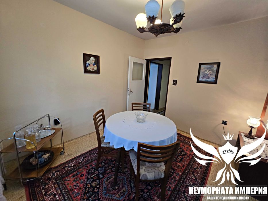 Продавам четиристаен апартамент 94кв. 1ет. гр.Асеновград, кв.Изток