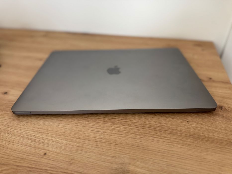Лаптоп MacBook Pro A1990 15-инча, края на 2018 - Мощен и Надежден