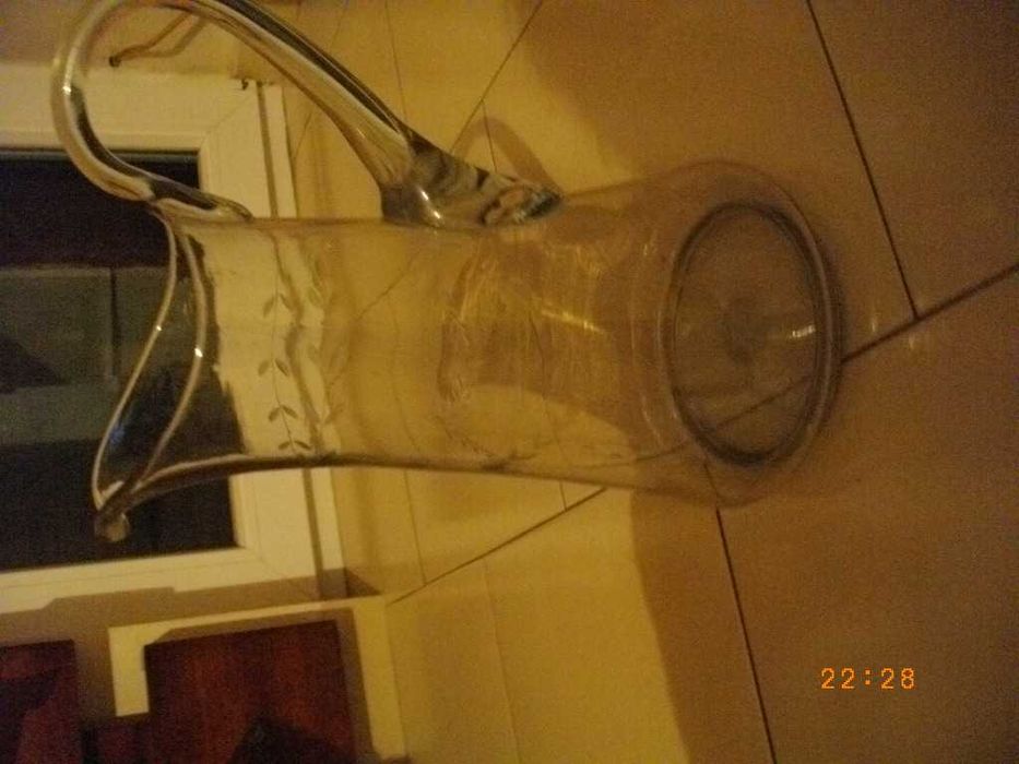 Продавам висока стъклена кана  с дръжка    и   гол.порцеланова купа.