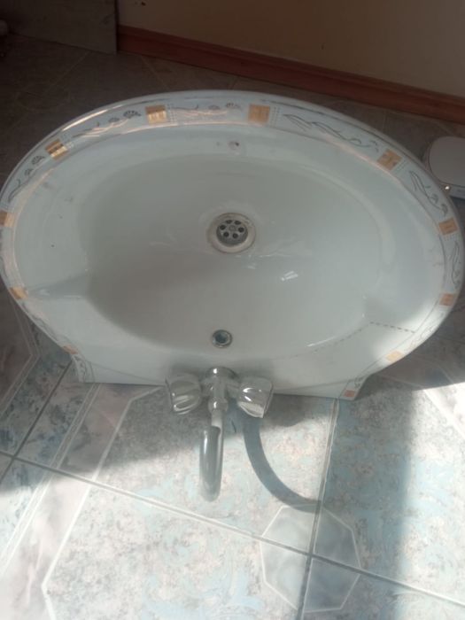 Продается ванна раковина унитаз