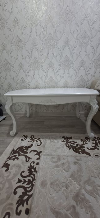 Жродам отличный журнальный столик  полностью из дерева.