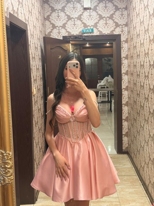 Розова рокля ...