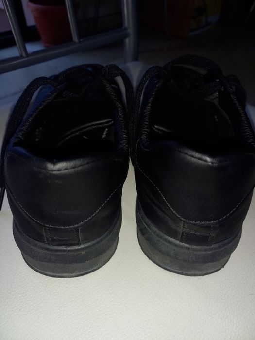 Adidasi piele unisex marimea 38 stare perfecta.
Adidasi au fost purtat
