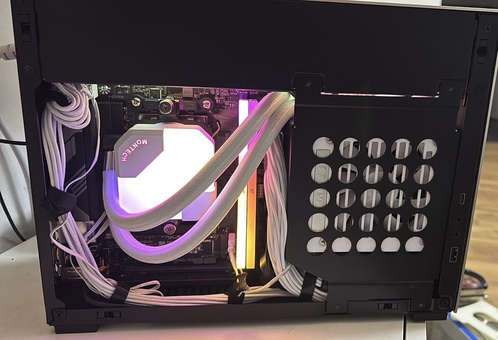 PC Gaming SFF High-End – Ryzen 7 9800X3D + RX 9070 XT 16GB – DAN A4-H2O