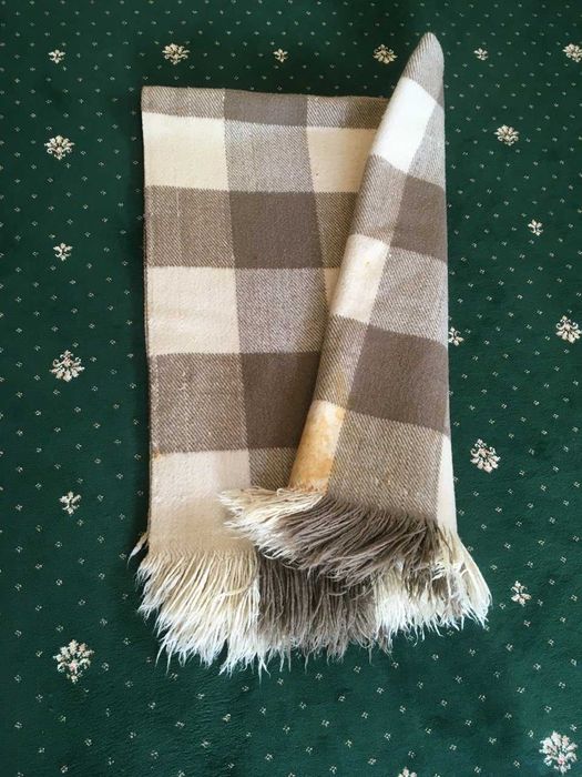 одеала вълнени 2 брх30 лв., едното прокъсано, другото има следа...