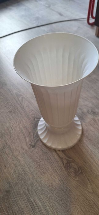 Пластмасова ваза за цветя - бяла