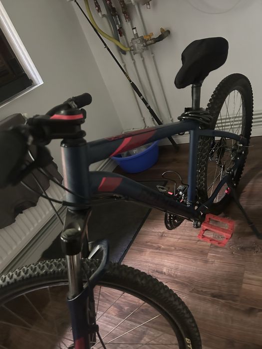 Vând bicicletă Rockrider ST 520, roți 27.5”, aflată în stare estetică și tehnică foarte bună. Bicicleta a fost întreținută și funcționează impecabil