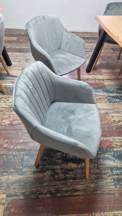 Vand mobilier aproape nou