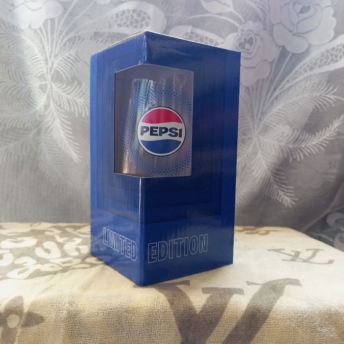 Стакан с логотипом PEPSI.