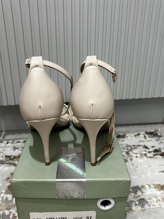 Продам кожаные босоножки