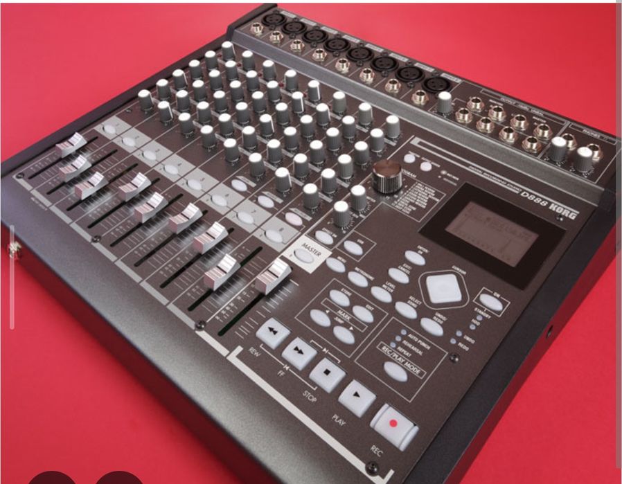 . Цифровой портостудия микшер Korg D888