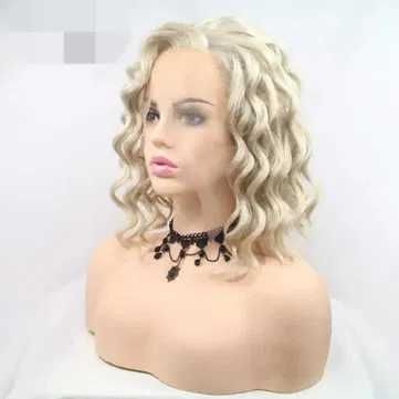 Платинено руса къдрава перука с дантела