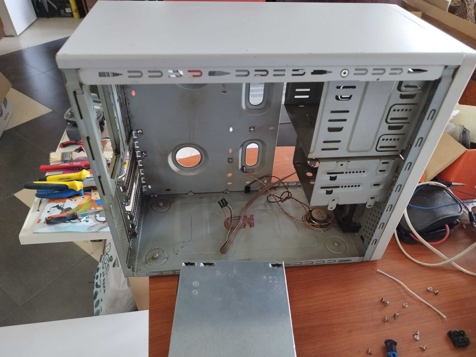 Компютърна кутия със захранване стар модел Sunny LC-B 235 atx