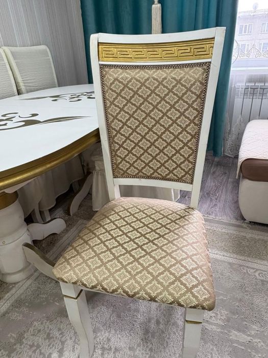 Стол со стульями