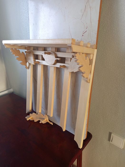 Вешалка из дерева.