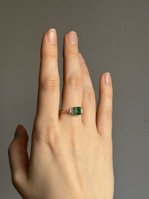 Кольцо в стиле Graff с изумрудом