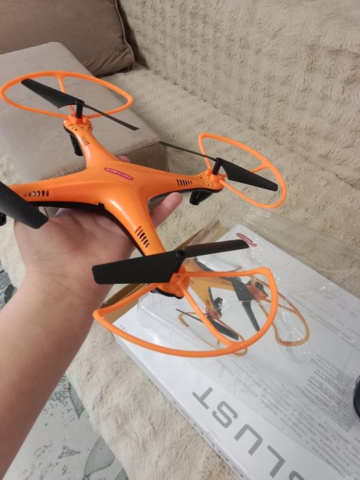 Дрон на пульте управлении