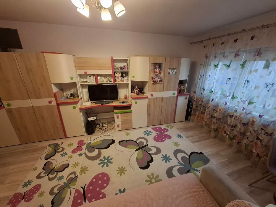 Vand mobila si covoare .