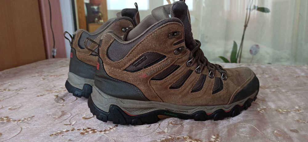 Timberland№ 38-40лв Karrimor№43-55лв,Landrover№44-45 лв,ЕССО № 40-35лв