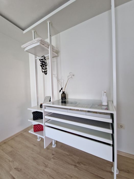 Продавам модерен скрин/органайзер за бижута в отлично състояние.
Със стъклен плот и отделения за пръстени, гривни и колиета, плюс няколко удобни чекме