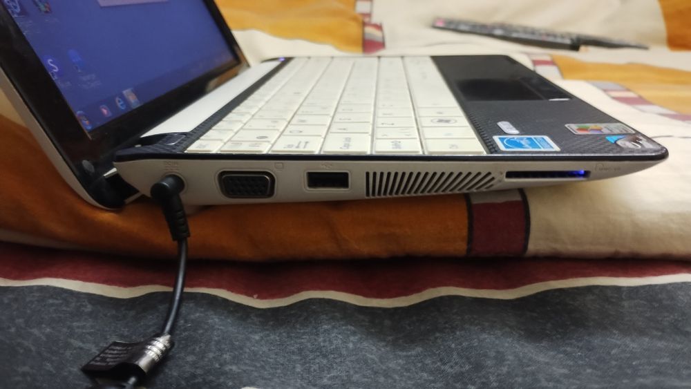 Малък лаптоп"АСУС" в отлично състояние,с вградена камера.