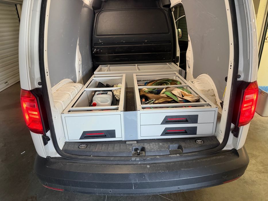 Професионално оборудване SternTec за VW Caddy Maxi – под с heavy-duty чекмеджета