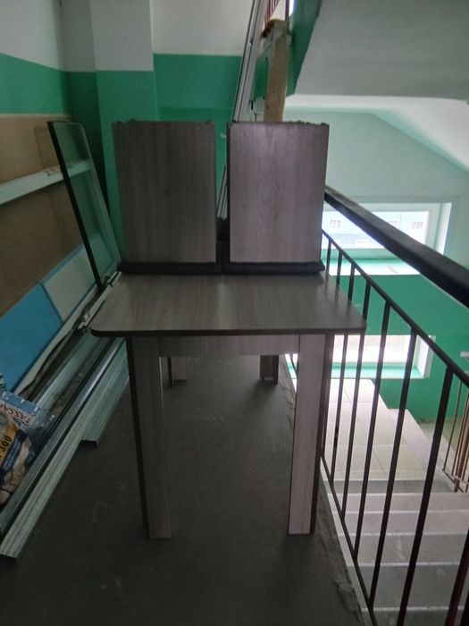 Продам стол и 4 табуретки