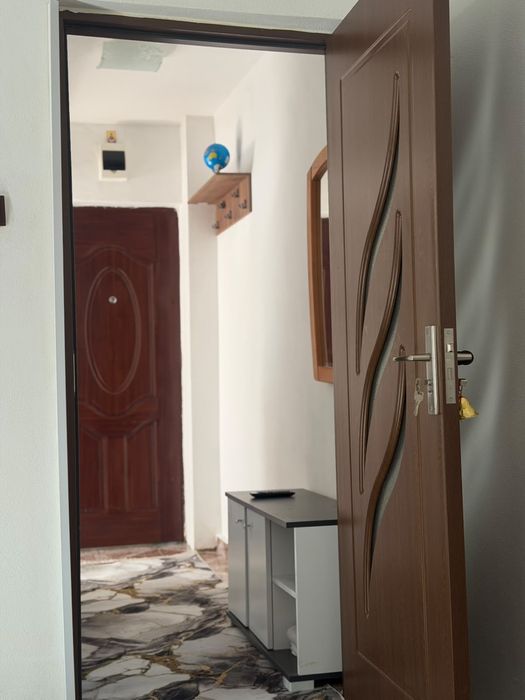 Inchiriez apartament cu 2 camere si loc de parcare