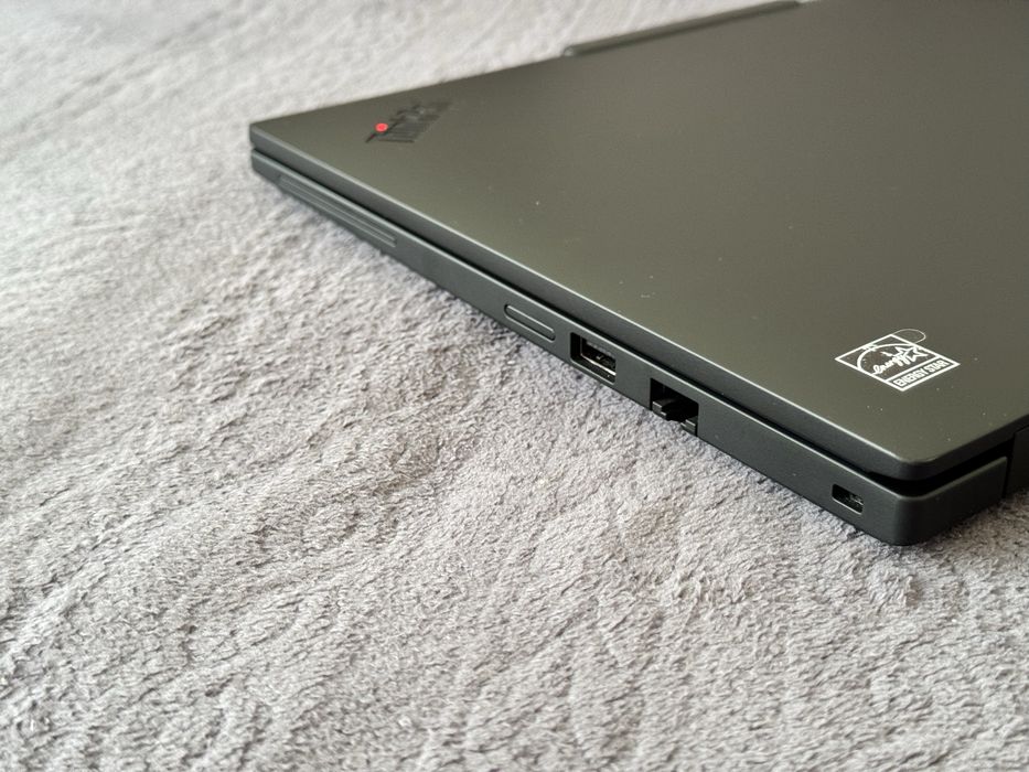 14'FHD+IPS Ryzen 7 Pro-8840u Thinkpad T14 Gen5 32GB DDR5 512GB SSD Гаранция 27 Месеца