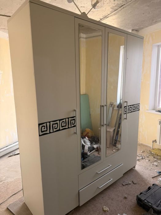 Большой шкаф для одежды