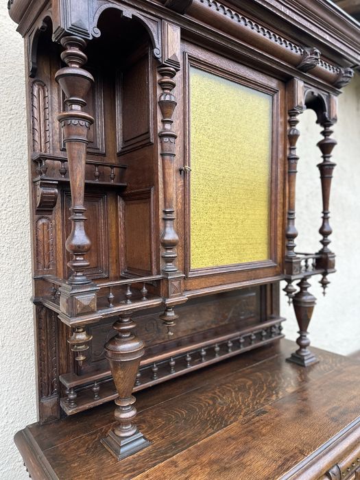Масивен антикварен шкаф-кабинет с изключително богата ръчна резба