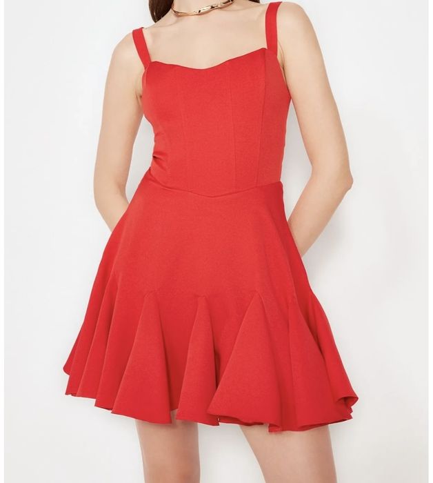 Червена.   рокля