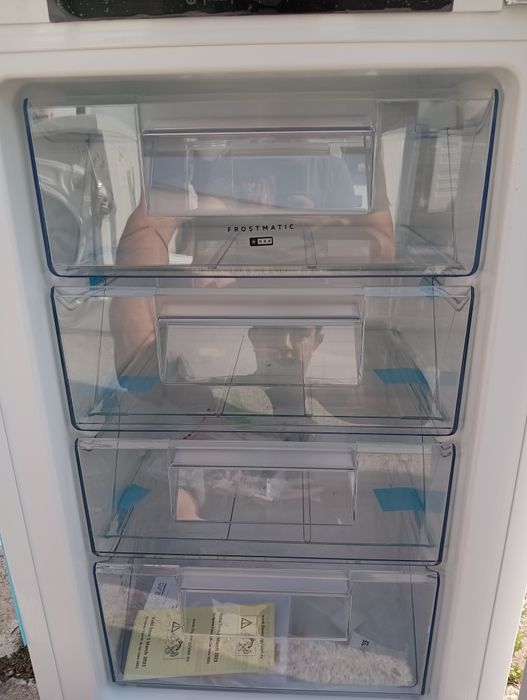 Чисто нов малък фризер за вграждане АЕГ Aeg  с две години гаранция!