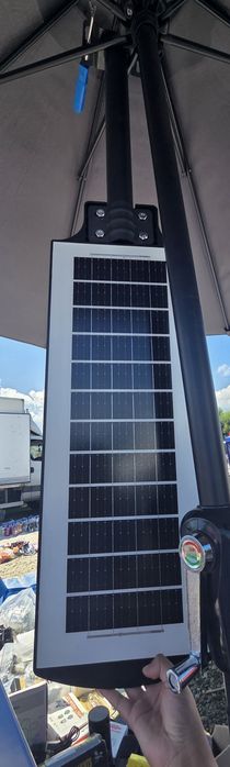 Lampă solară LED stradală cu panou solar integrat