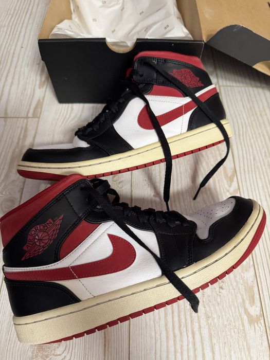 Jordan 1 mid gym red 42.5