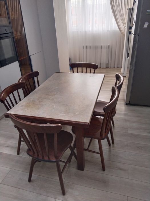 Кухонный стол и стулья.