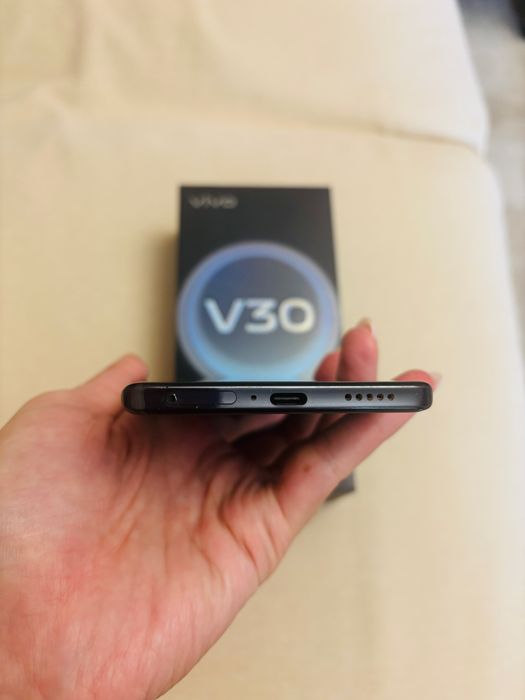 Продам смартфон Vivo V30