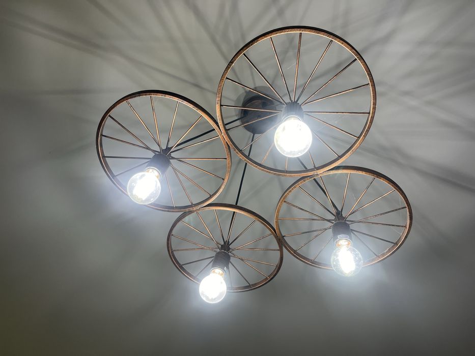 Продам люстру в отличном состоянии