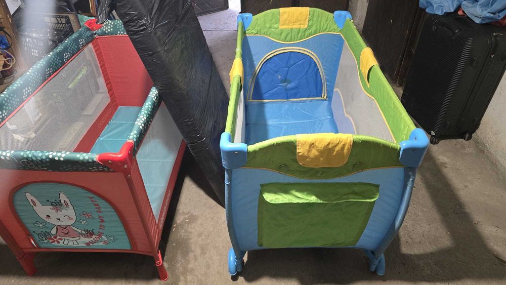 Продавам 2 броя сгъваеми детски кошарки с допълнителни матраци