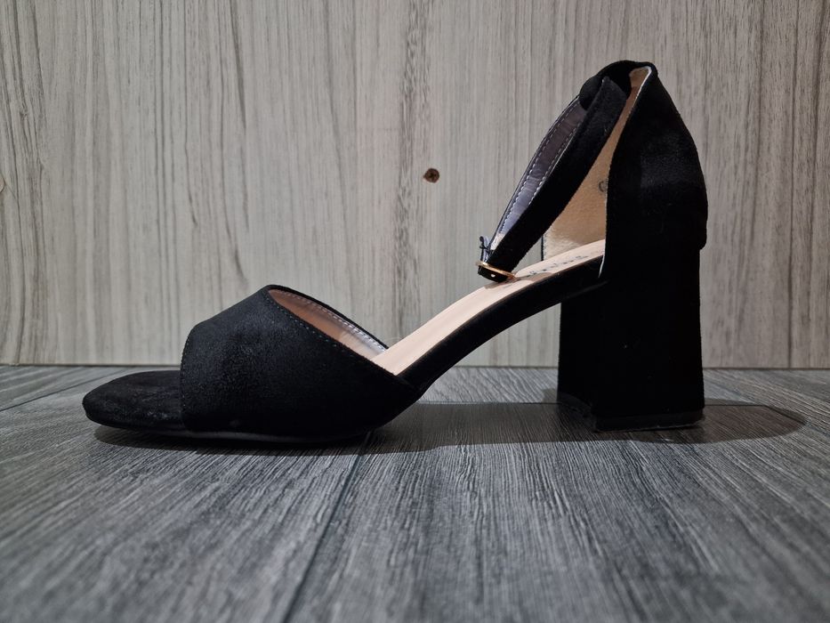 Черни велурени сандали