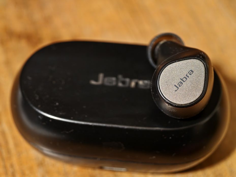 Jabra Elite 7 Pro, дясната слушалка и кейсът  за зарежданене