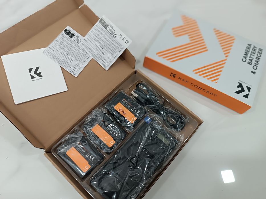 Зарядно и 3 бр.батерии за фотоапарат Sony